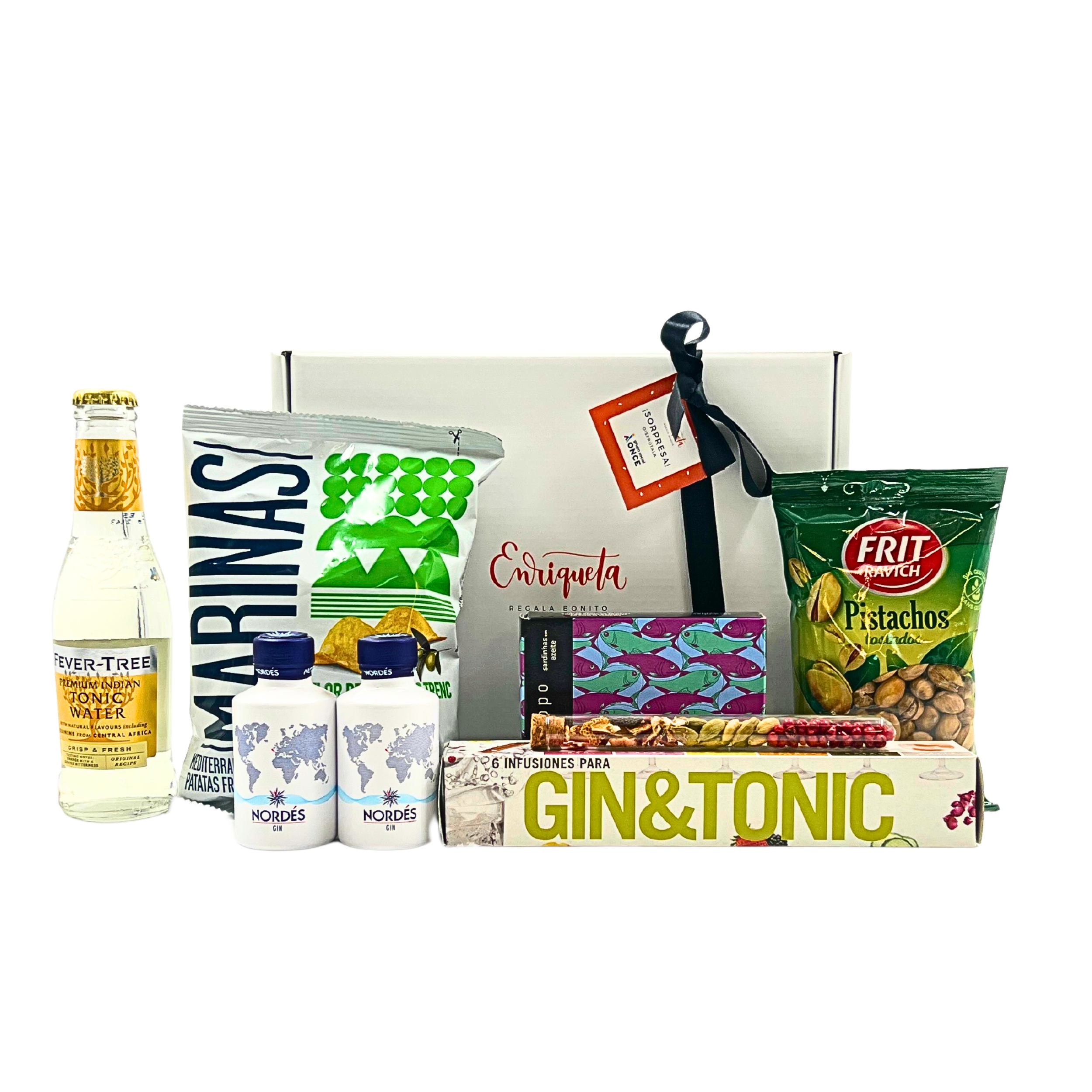Imagen de cesta blanca con lazo negro con botella de soda, patats fritas Marinas, dos mini ginebras de la marca Nordes, conserva de atún, infusión para Gintonic y  un bote de espcias de botánicos image number null